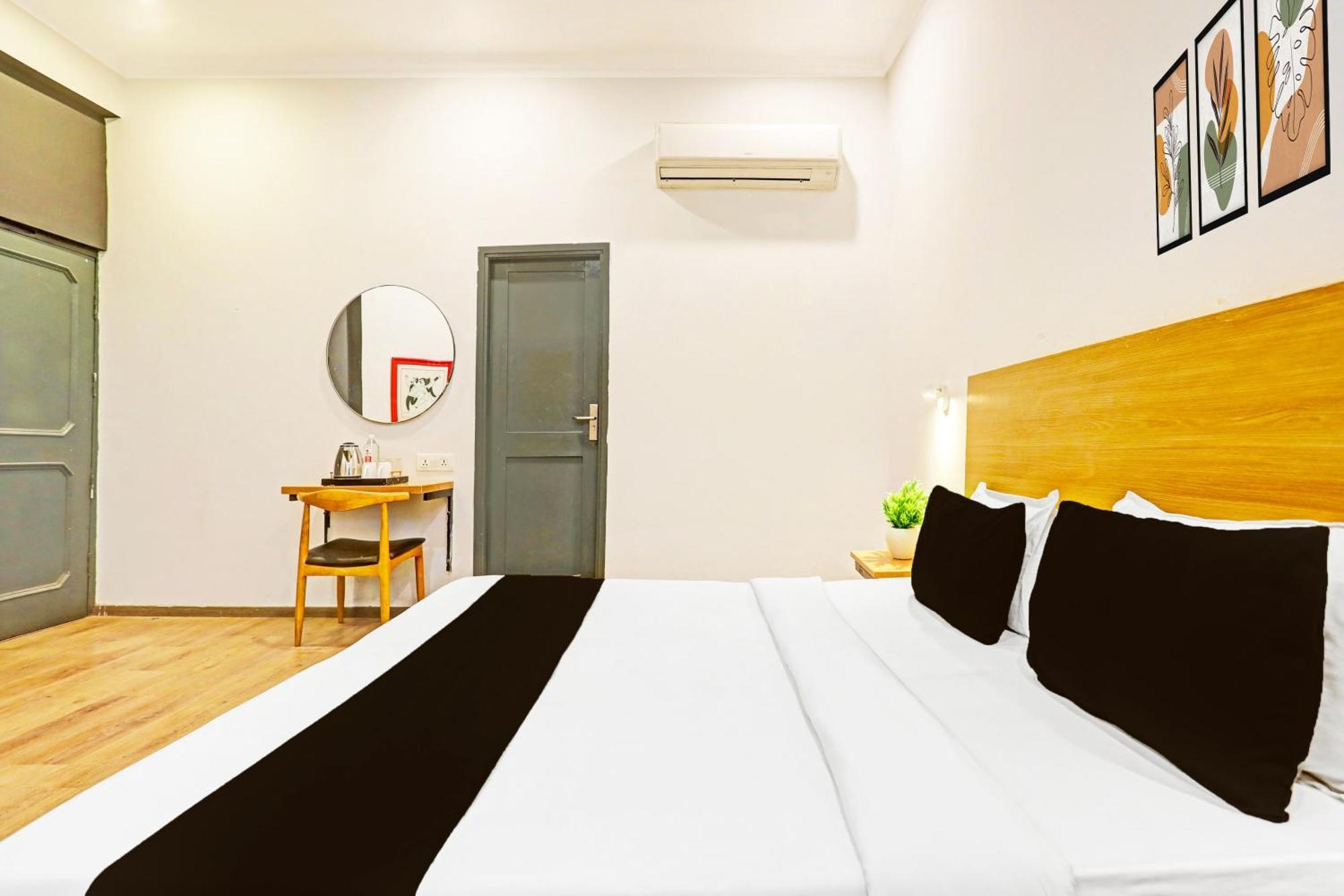 Super Townhouse Vijay Khand Gomti Nagar Lucknow Esterno foto