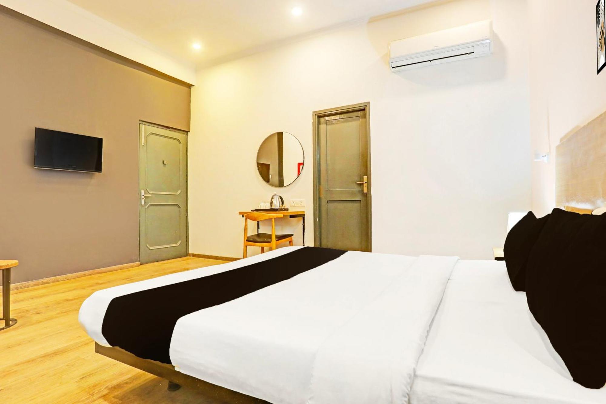 Super Townhouse Vijay Khand Gomti Nagar Lucknow Esterno foto